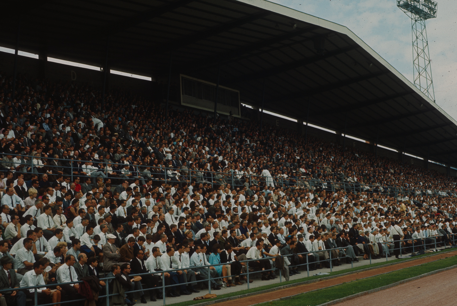 Fussballstimmung auf der alten Haupttribüne im Letzigrund, 1960er-Jahre Fussballstimmung auf der alten Haupttribüne im Letzigrund, 1960er-Jahre